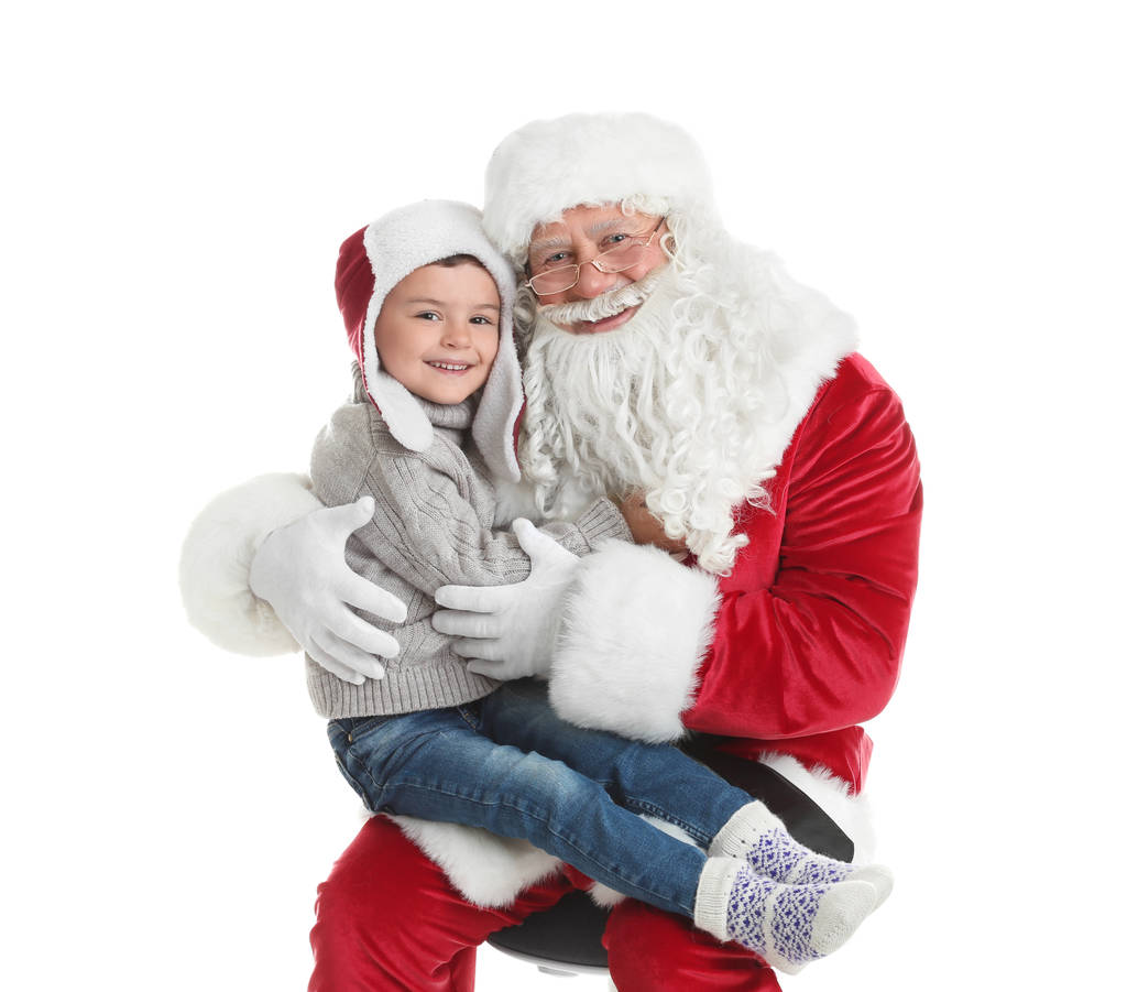 kleiner Junge umarmt authentische Weihnachtsmänner auf weißem Hintergrund - Foto, Bild