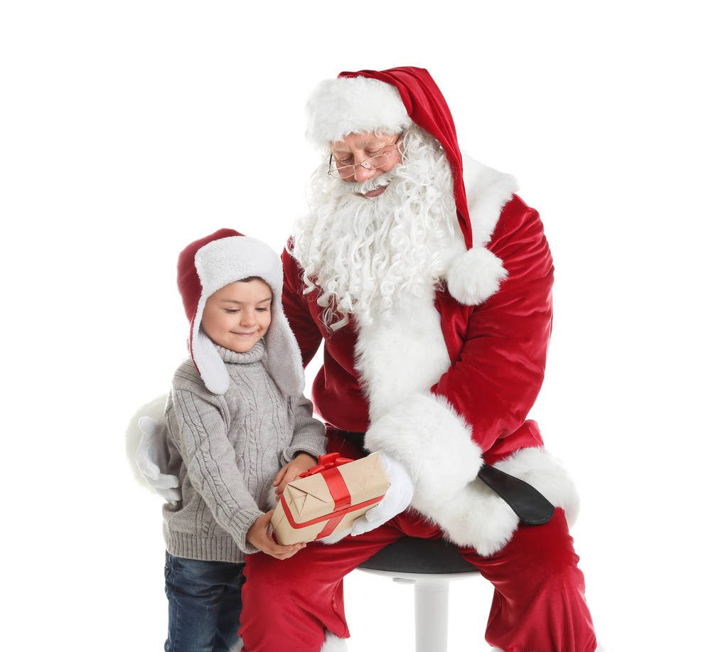 Küçük çocuk beyaz zemin üzerine otantik Noel Baba hediye kutusu alma - Fotoğraf, Görsel
