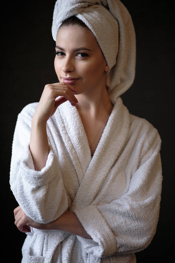 Молодая женщина в халате и полотенце на голове, спа и уход портрет, чистое естественное лицо
 - Фото, изображение