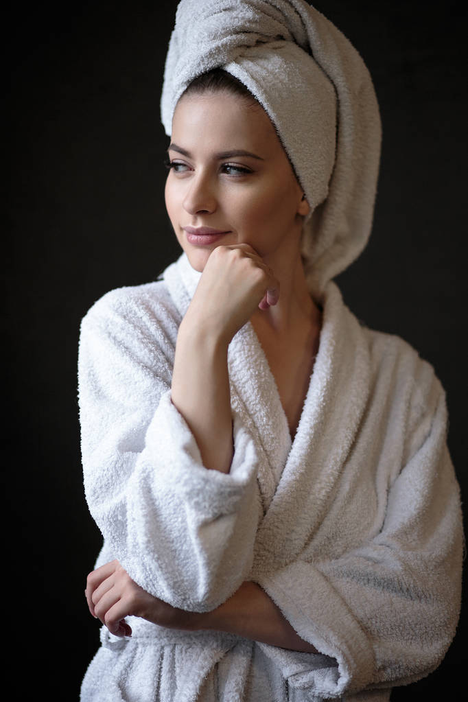 Mladá žena v županu a ručníku na její hlavu, wellness a péče o portrét, čisté přírodní obličej - Fotografie, Obrázek