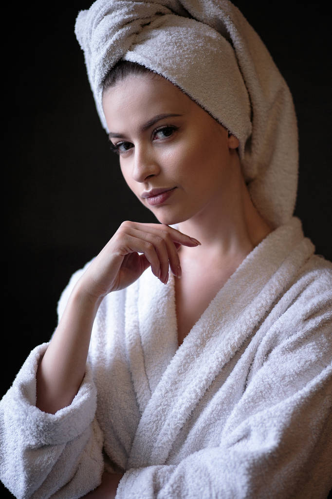 Giovane donna in accappatoio e asciugamano sulla testa, spa e ritratto di cura, viso naturale pulito
 - Foto, immagini