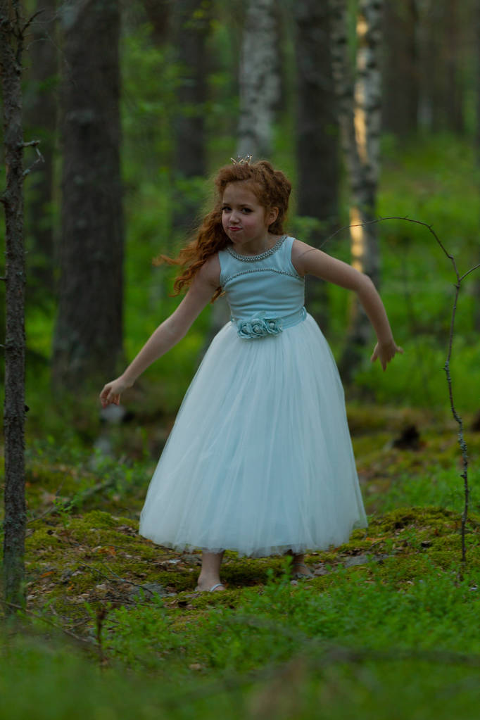Pieni emotionaalinen tyttö prinsessa mekko kesällä metsässä, luonnonvalo
 - Valokuva, kuva