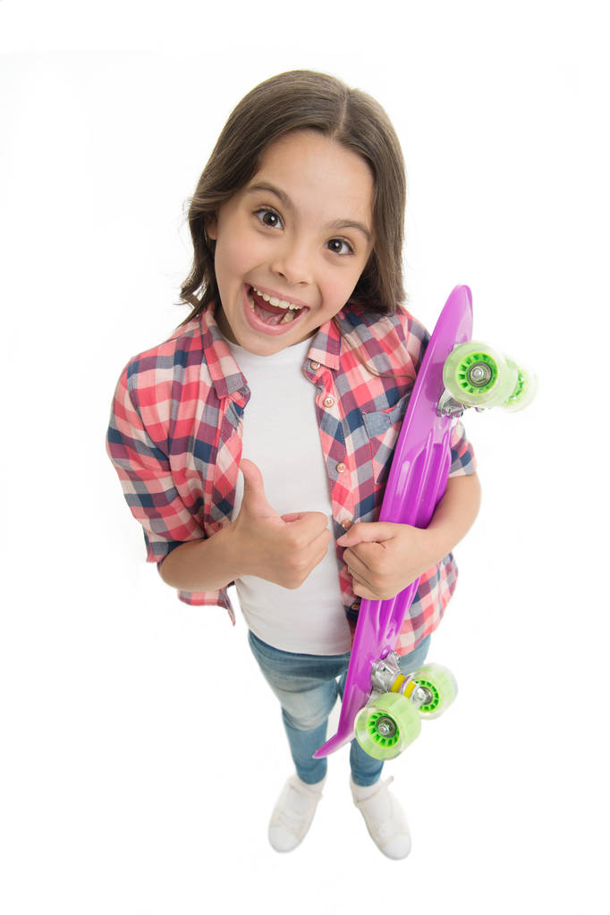 Gute Wahl. Kind Mädchen glücklich hält Penny Board. Kind mag Plastik-Skateboard zeigt Daumen hoch. Modernes Teenager-Hobby. Mädchen glückliches Gesicht trägt Penny Board weißen Hintergrund. Penny Board fahren lernen - Foto, Bild