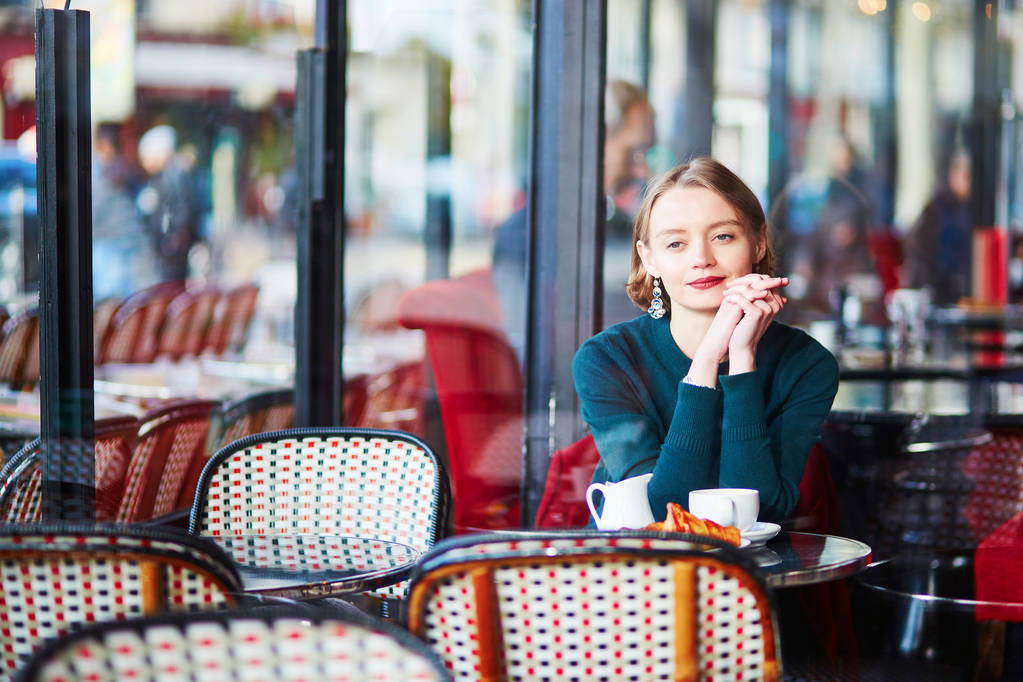 Молода жінка елегантний, пити каву в традиційних кафе в Парижі - Фото, зображення