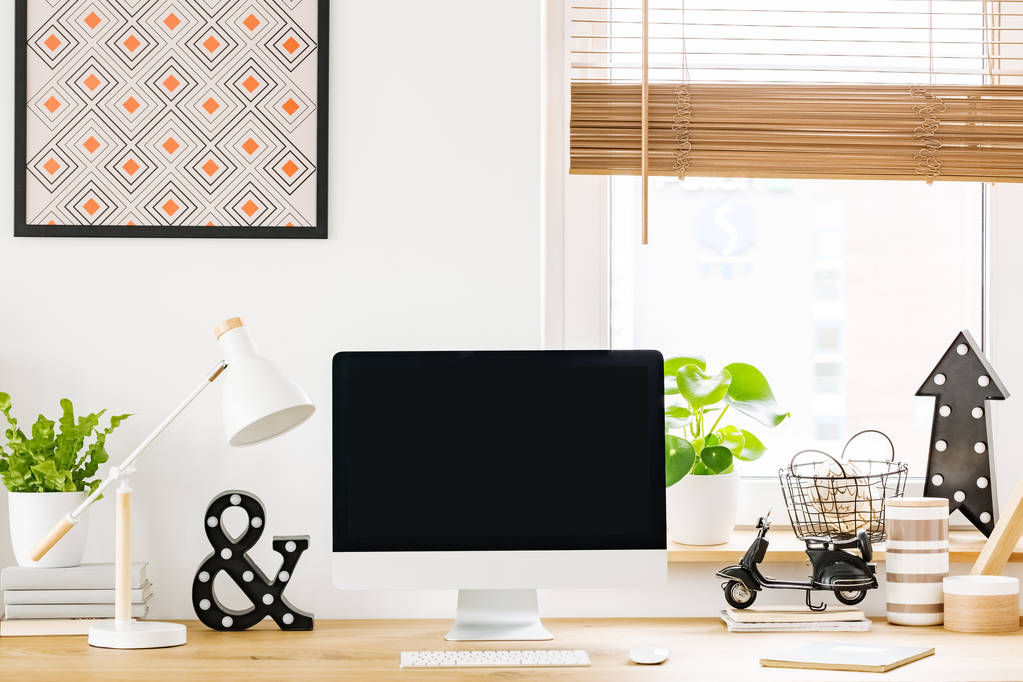 Foto real de uma mesa com uma tela de computador mockup, ornamentos e uma planta em pé no interior do local de trabalho com cartaz
 - Foto, Imagem