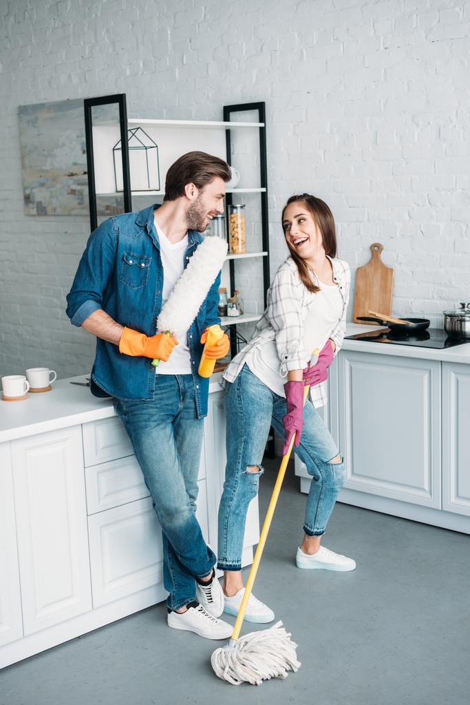 novia posando con fregona mientras limpia en cocina
 - Foto, Imagen