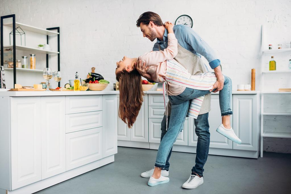 пара танго вместе на кухне
 - Фото, изображение
