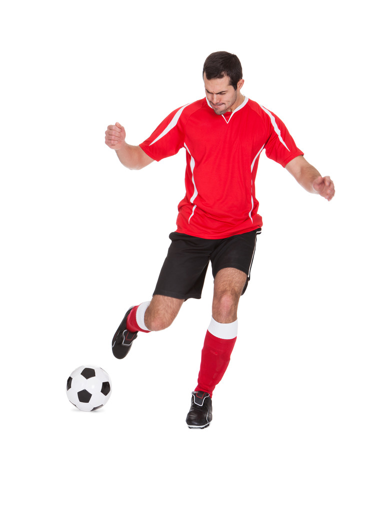 Jugador de fútbol profesional pateando pelota
 - Foto, imagen