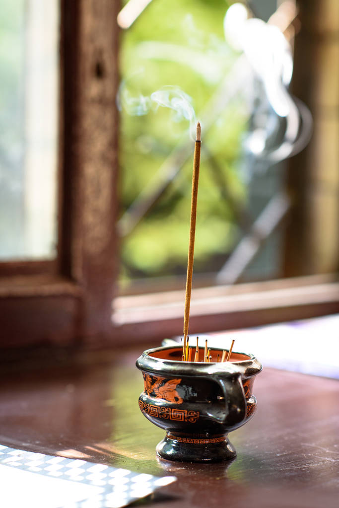 vista de cerca de la vela para la aromaterapia en el alféizar de la ventana de madera
  - Foto, Imagen