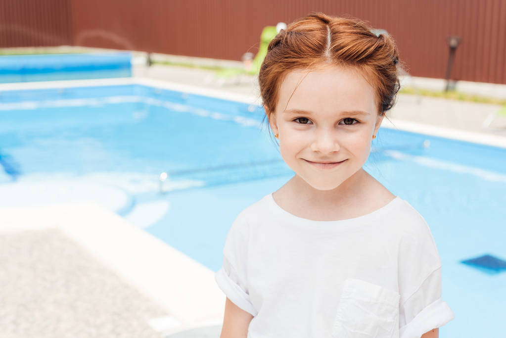 ritratto ravvicinato di adorabile bambino davanti alla piscina
 - Foto, immagini