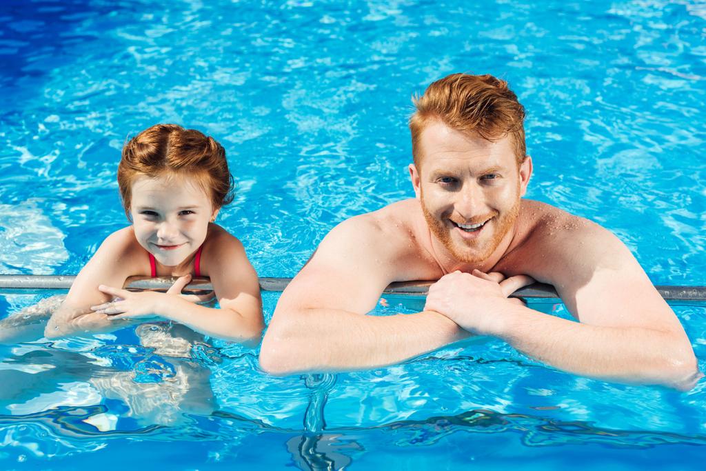 feliz padre e hija pasar tiempo juntos en la piscina
 - Foto, imagen