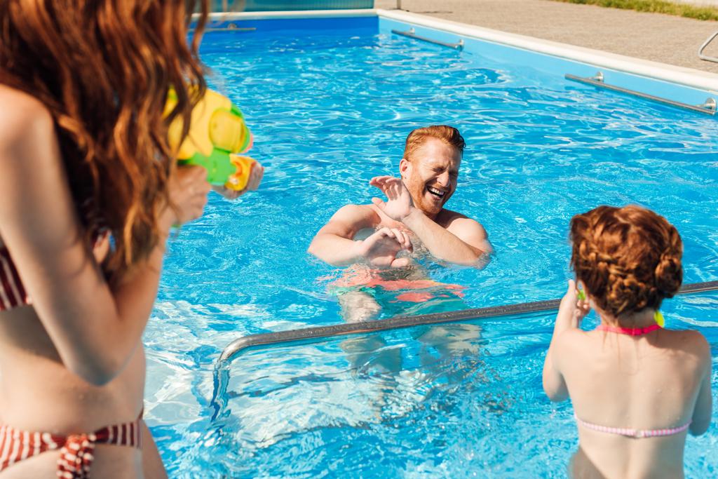 Szczęśliwa rodzina młodych, gry w basenie - Zdjęcie, obraz