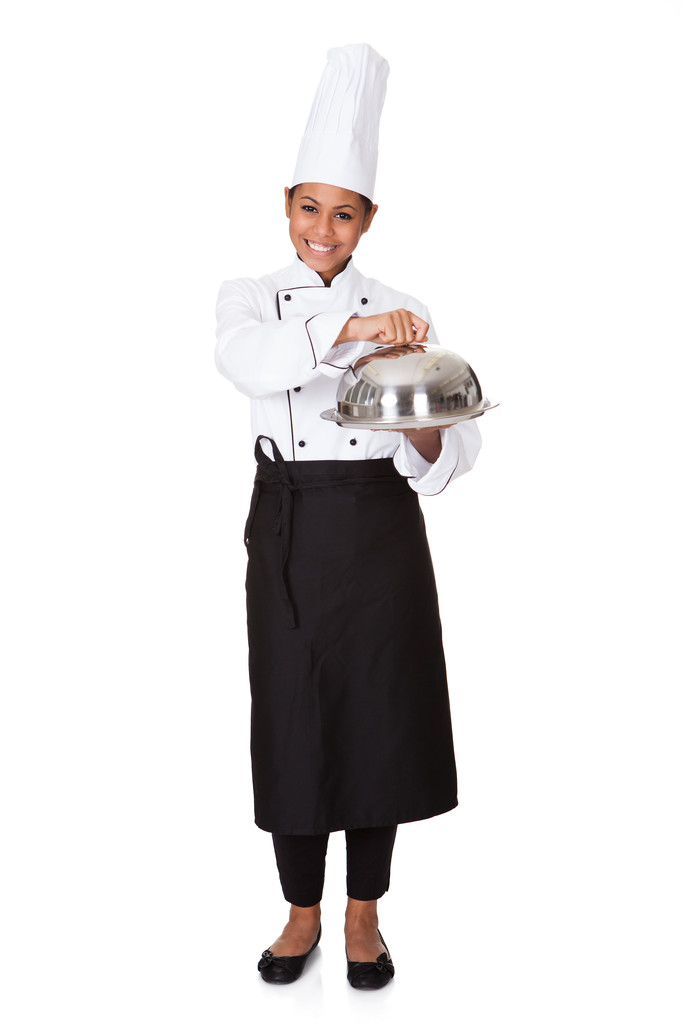 手で食糧の皿を持つ女性シェフ - 写真・画像