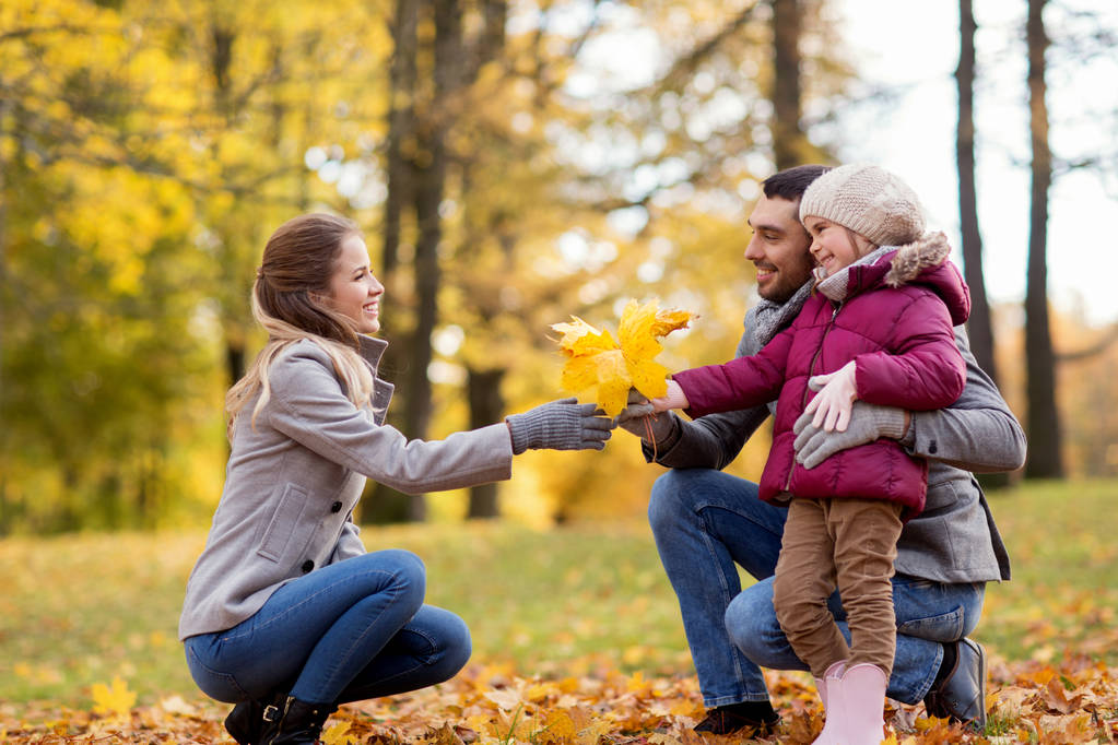 boldog család juhar levelek őszi Park - Fotó, kép