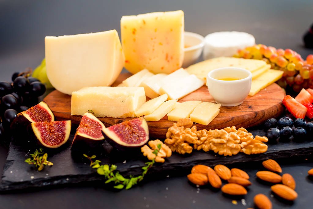 Üzüm, reçeli, incir, kraker ve fındık ile servis peynir tabağı - Fotoğraf, Görsel