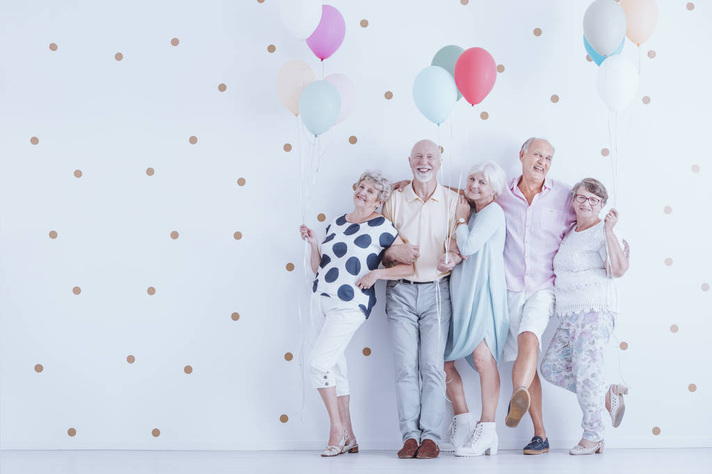 Gruppe begeisterter Senioren mit bunten Luftballons hat Spaß beim Treffen - Foto, Bild