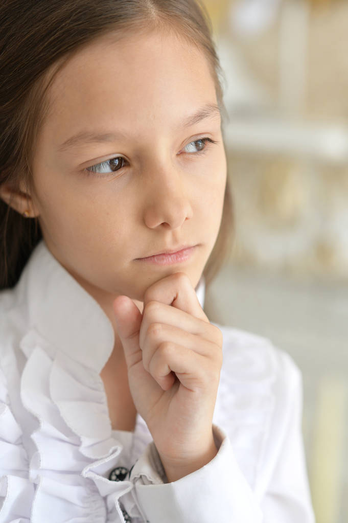 Emocionální malá holčička v Bílé halenky pózování doma  - Fotografie, Obrázek