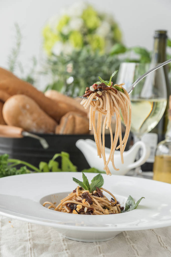 Villát finom spagetti bolognese, olasz konyha. - Fotó, kép
