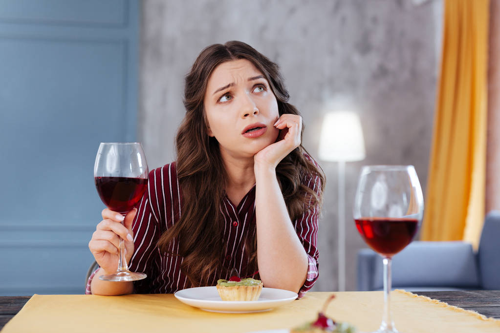 Deprimida mujer de negocios hablando con su amigo durante la cena
 - Foto, Imagen