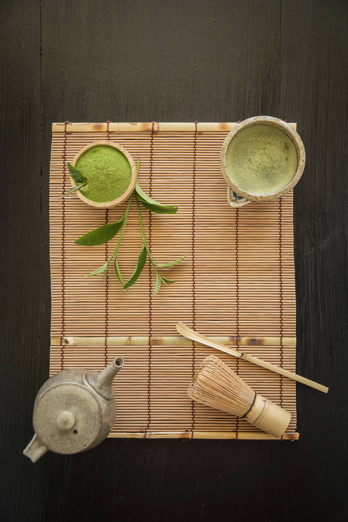 竹のナプキンに有機抹茶緑茶のトップ ビュー. - 写真・画像