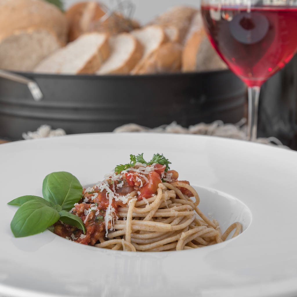 Assiette de spaghettis garnie d'une délicieuse sauce bolognaise et basilic
 - Photo, image