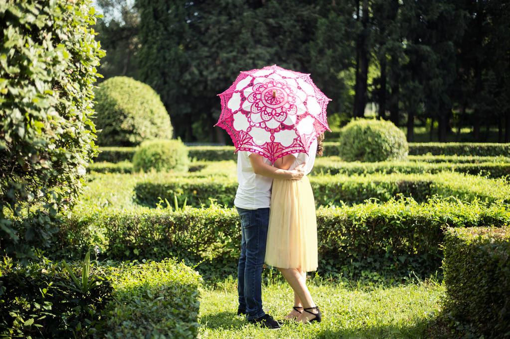 Pareja enamorada - Comienzo de una historia de amor. Un hombre y una chica cita romántica en un parque
 - Foto, Imagen