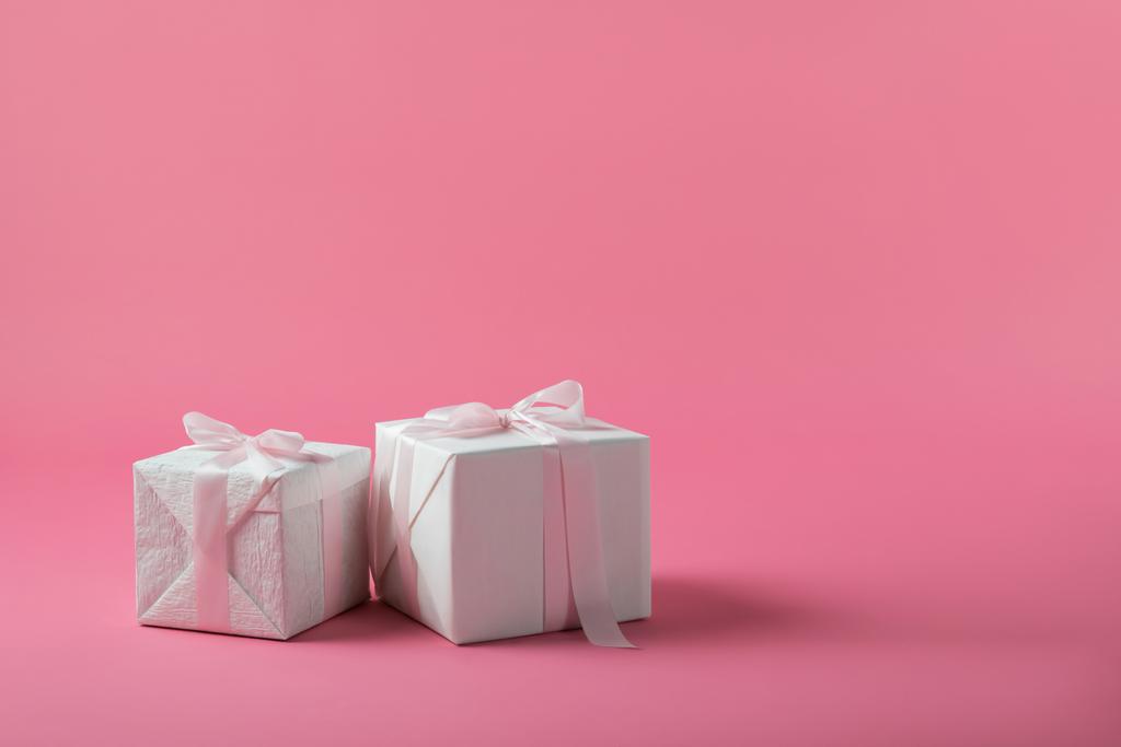 İki kutu pembe bir arka plan üzerinde yay ile hediye - Fotoğraf, Görsel