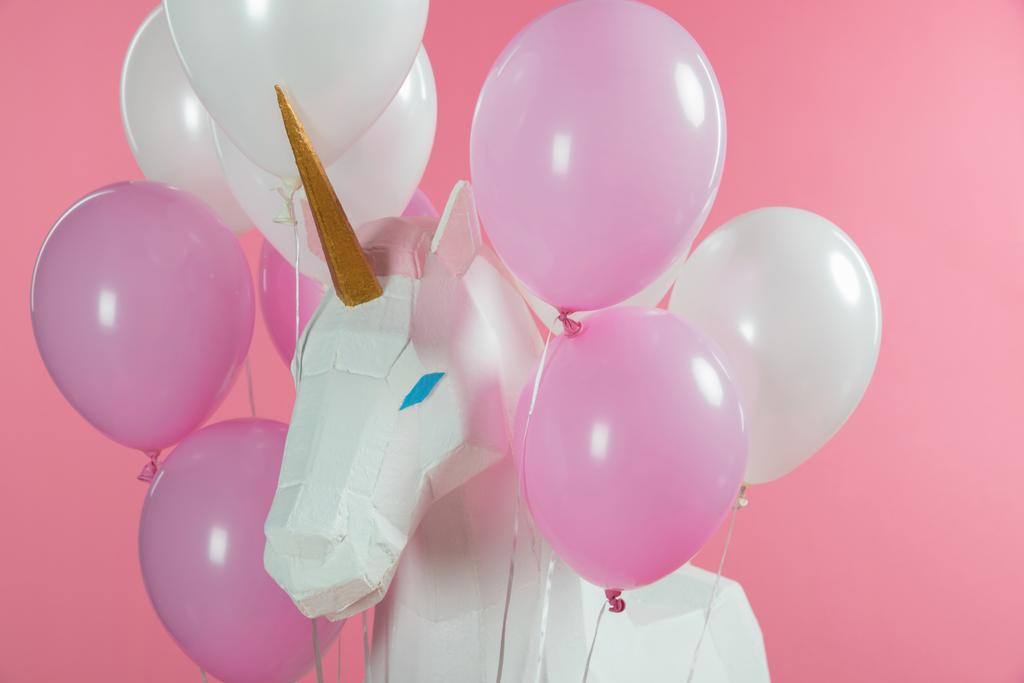 Unicornio mágico con manojo de globos aislados en rosa
 - Foto, Imagen