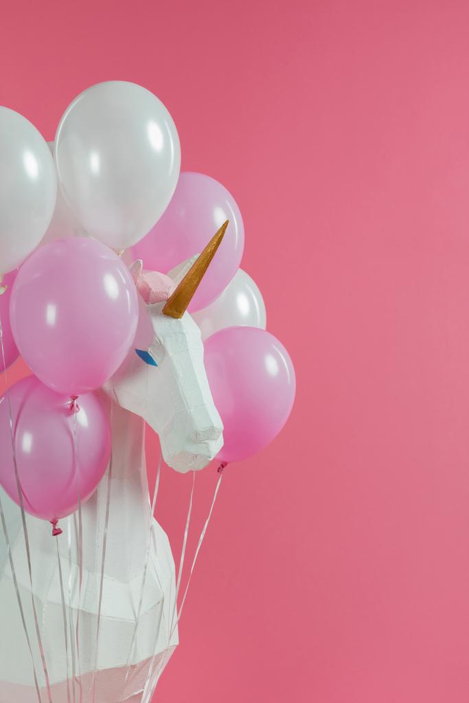 Διακοσμητικά μονόκερος ανάμεσα σε ροζ και λευκά μπαλόνια που απομονώνονται σε ροζ - Φωτογραφία, εικόνα