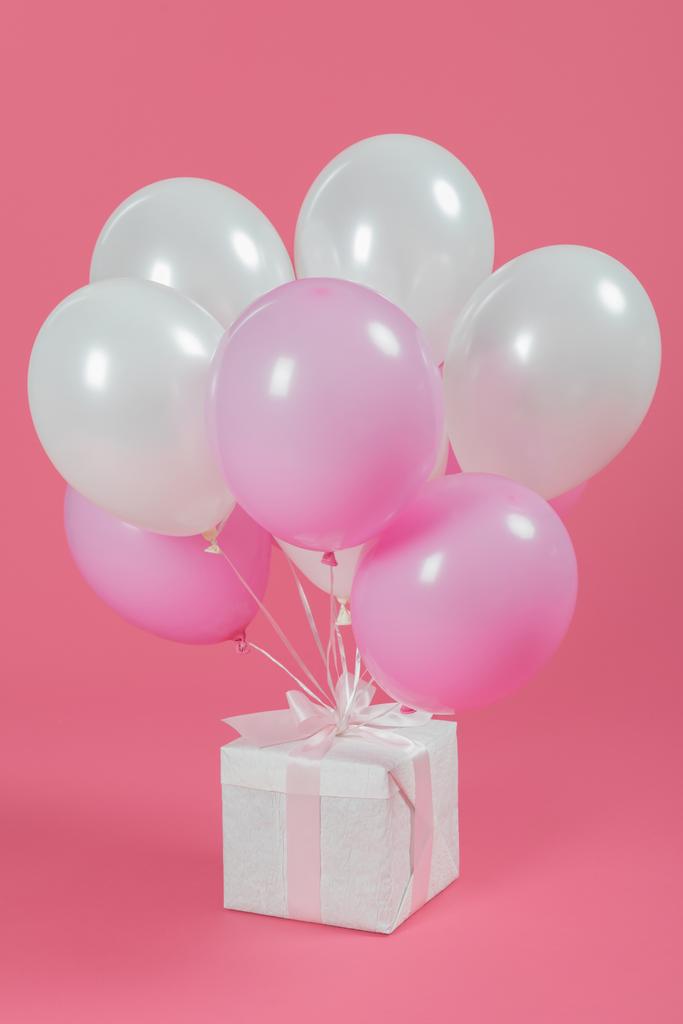 Подарки с белыми и розовыми шариками на розовом фоне
 - Фото, изображение