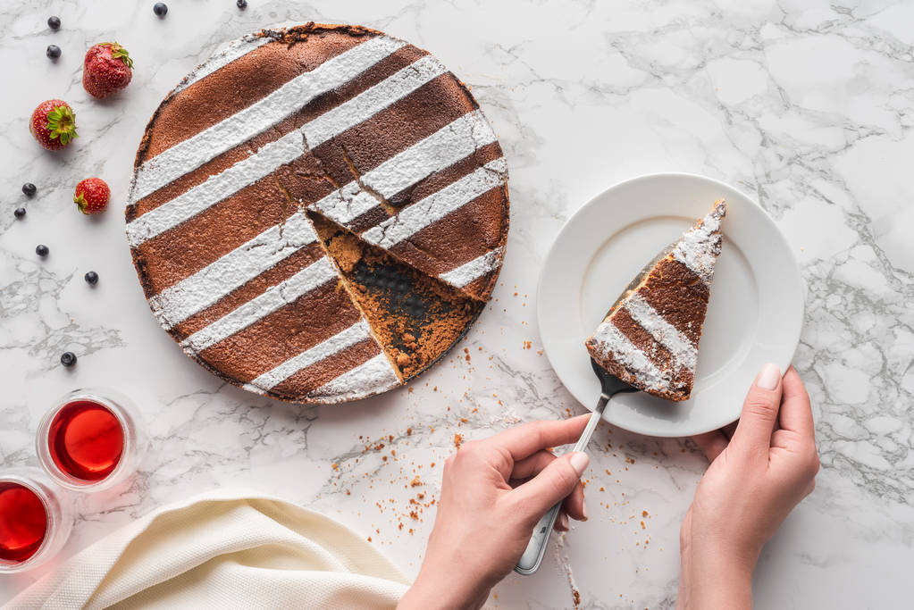 atış lezzetli ev yapımı kek parçası plaka üzerine koyarak kişinin kırpılmış  - Fotoğraf, Görsel