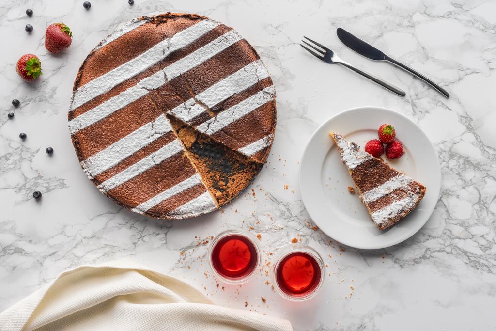 pohled shora chutné domácí dort s jahodami a borůvkami na mramor povrch  - Fotografie, Obrázek