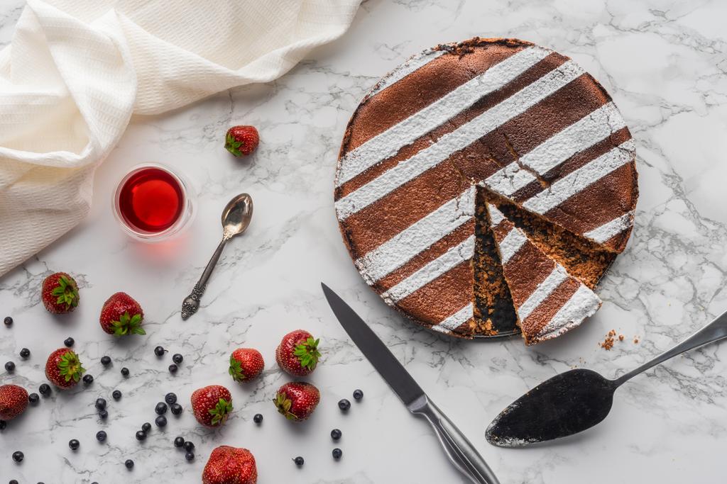 mermer yüzeyindeki lezzetli ev yapımı kek, yaz içecekler ve taze çilek üstten görünüm - Fotoğraf, Görsel