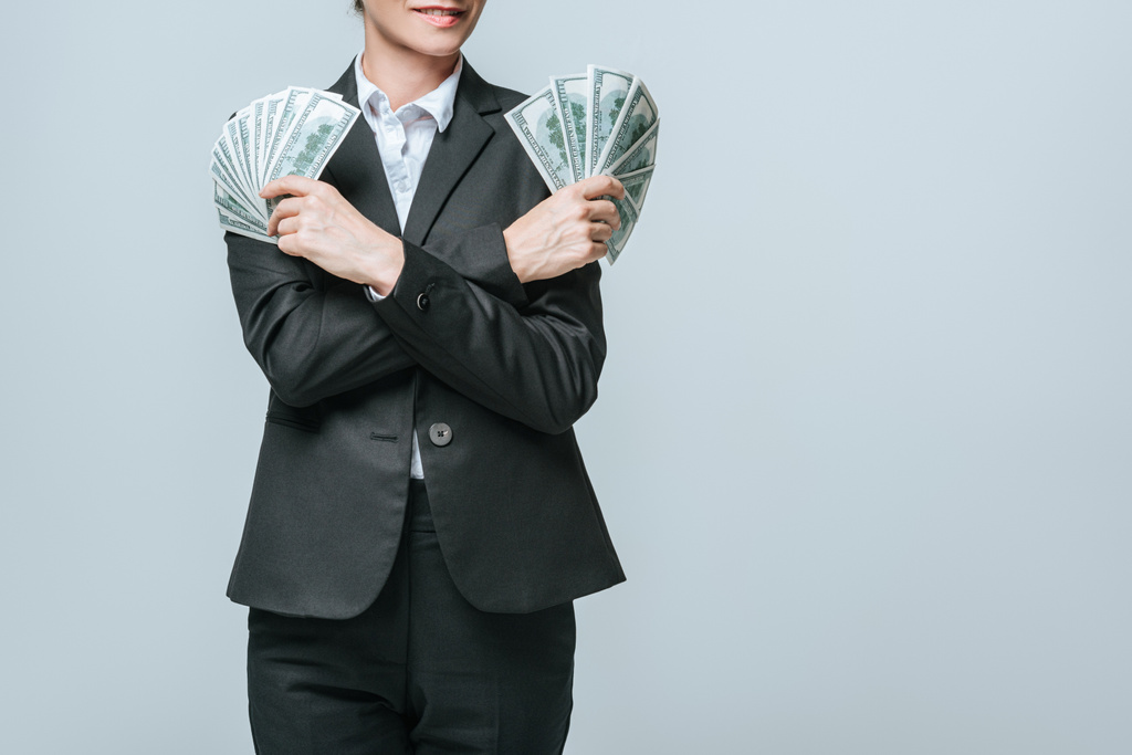 περικομμένη εικόνα χρηματοδότης κρατώντας δολάρια στα χέρια που απομονώνονται σε γκρι - Φωτογραφία, εικόνα