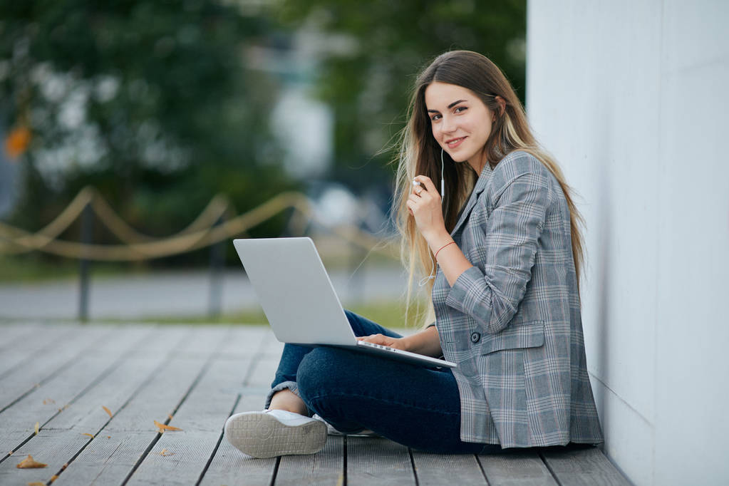 Bella ragazza sedersi con il suo computer portatile e stiloso. Fondo bianco
 - Foto, immagini