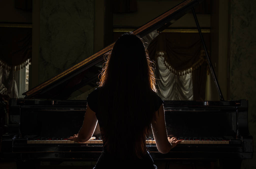 Játszani a zongora fiatal bájos barna lány - Fotó, kép