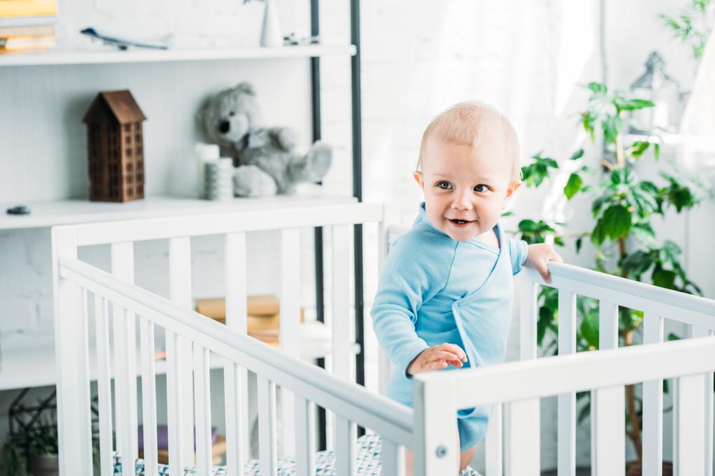 mutlu küçük Bebek beşiğinde evde duran - Fotoğraf, Görsel