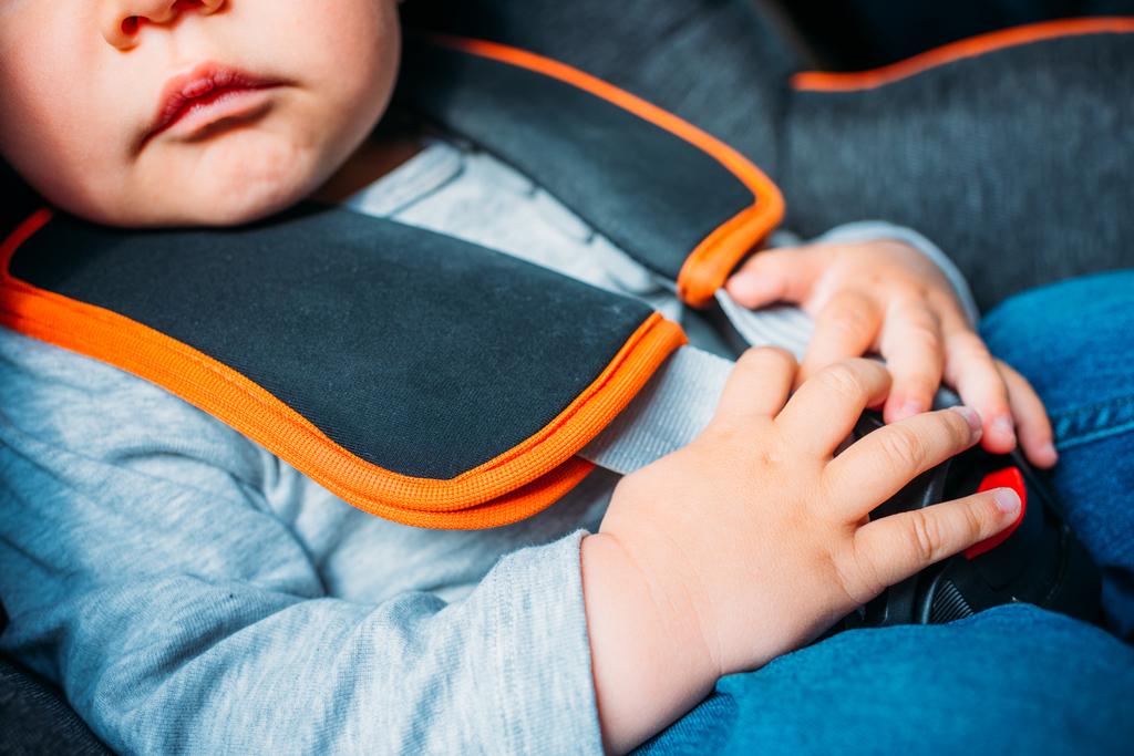 περικοπεί βολή από μικρό μωρό κάθονται σε παιδικό κάθισμα στο αυτοκίνητο - Φωτογραφία, εικόνα