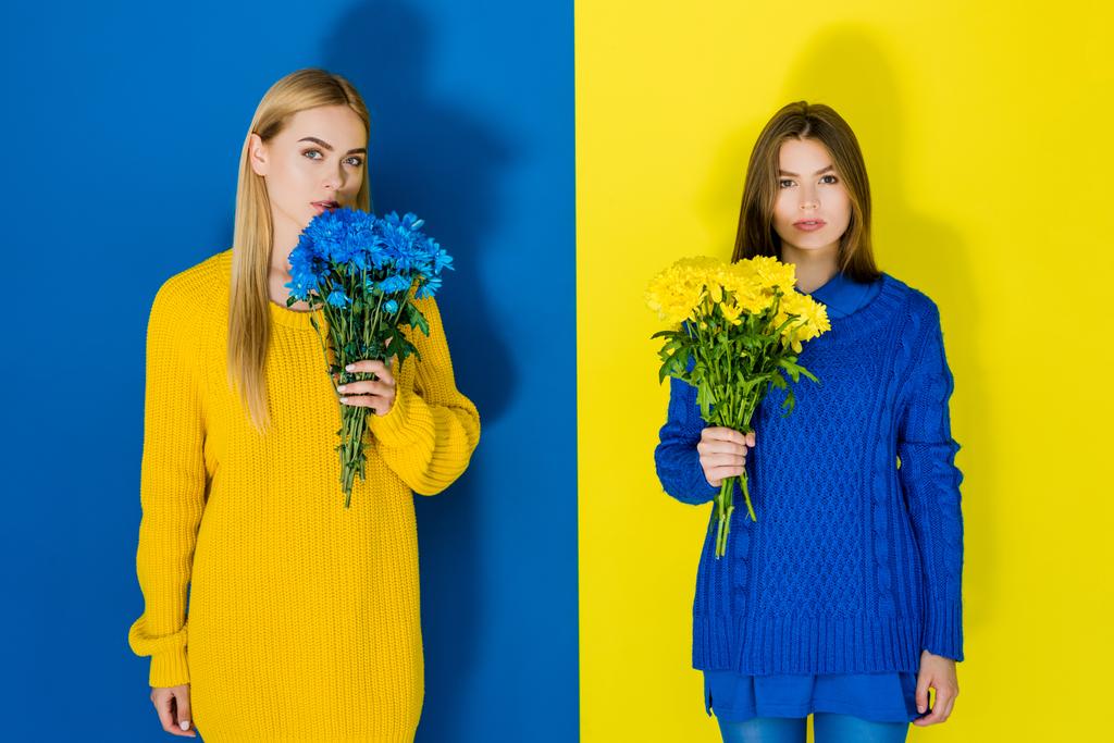 Tyylikäs tyylikäs naiset tilalla krysanteemi kukkakimppuja sininen ja keltainen tausta
 - Valokuva, kuva