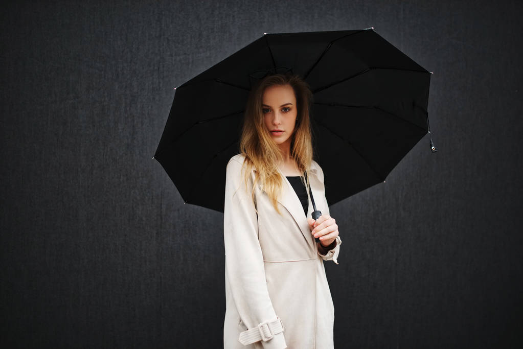 Όμορφη ξανθιά κοπέλα με ομπρέλα - Φωτογραφία, εικόνα