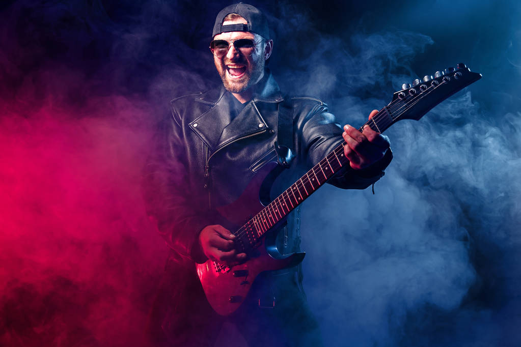 Heavy metal muzikant speelt elektrische gitaar. Schot in een studio. - Foto, afbeelding