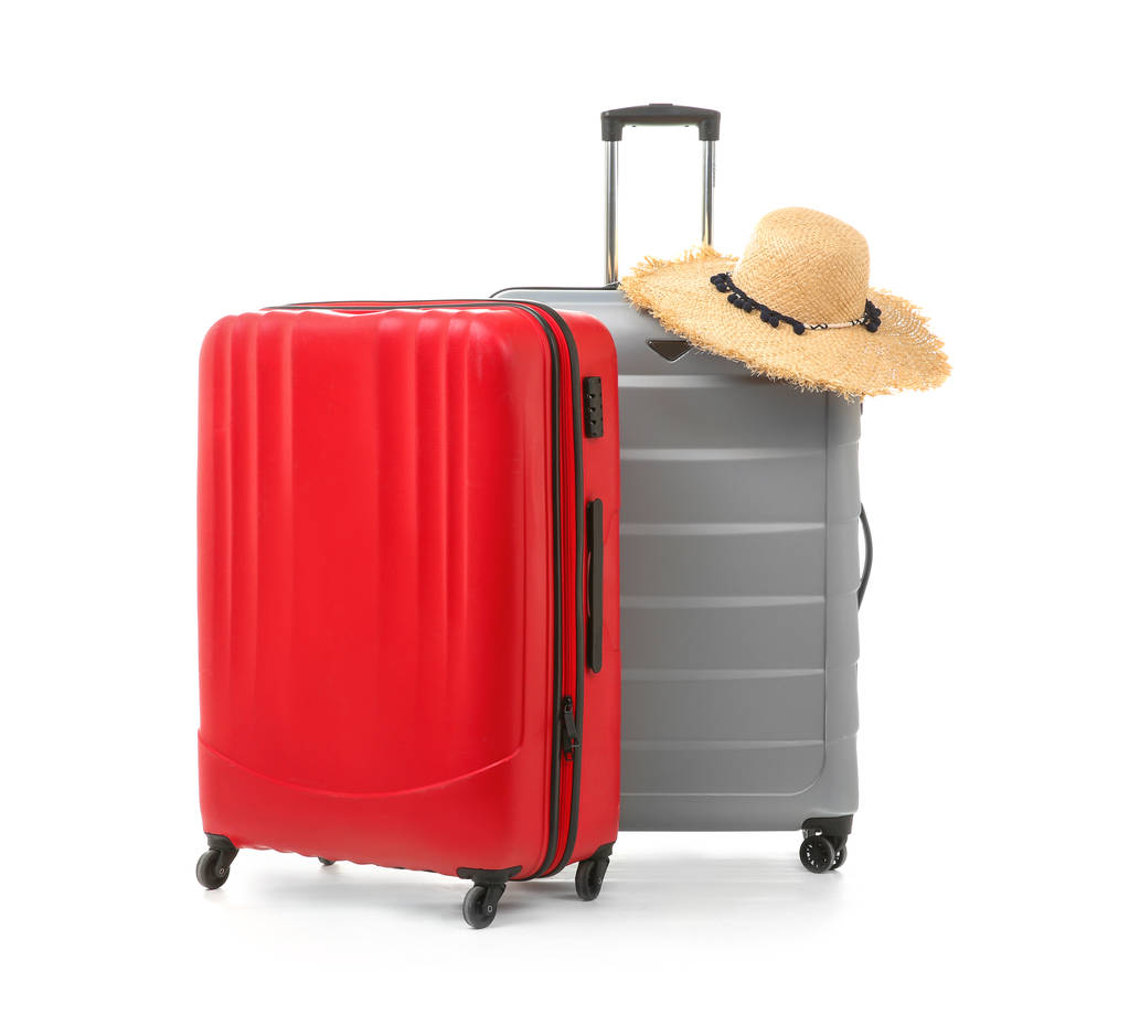 Упакованные чемоданы с шляпой на белом фоне
 - Фото, изображение