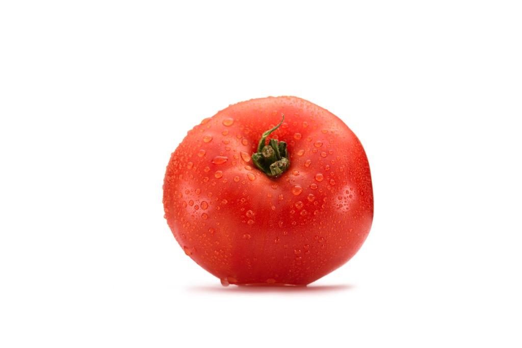 白で隔離濡れたトマトのクローズ アップ表示 - 写真・画像