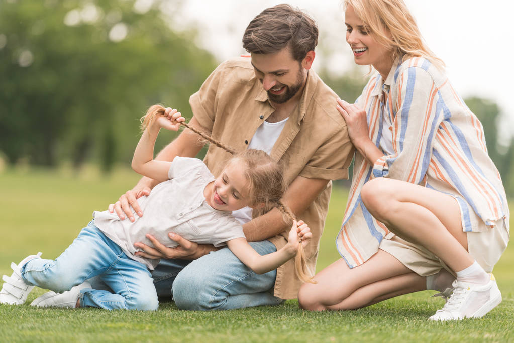 šťastná rodina tráví společně čas a baví v parku - Fotografie, Obrázek