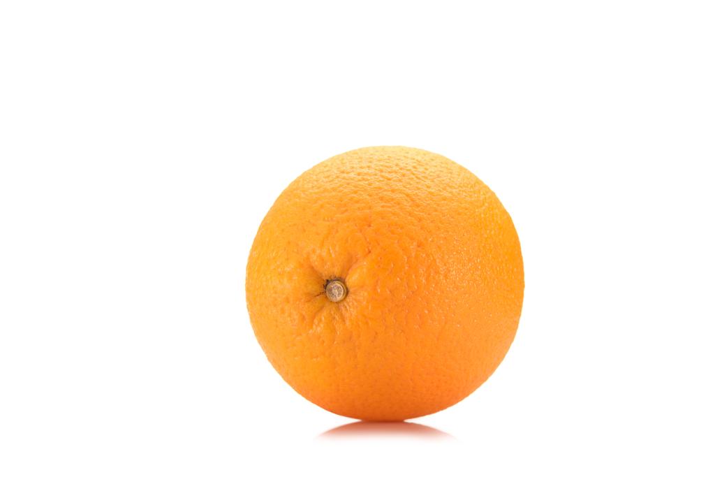 κλείνω πάνω θέα φρέσκο υγιεινό πορτοκάλι απομονωθεί σε λευκό - Φωτογραφία, εικόνα