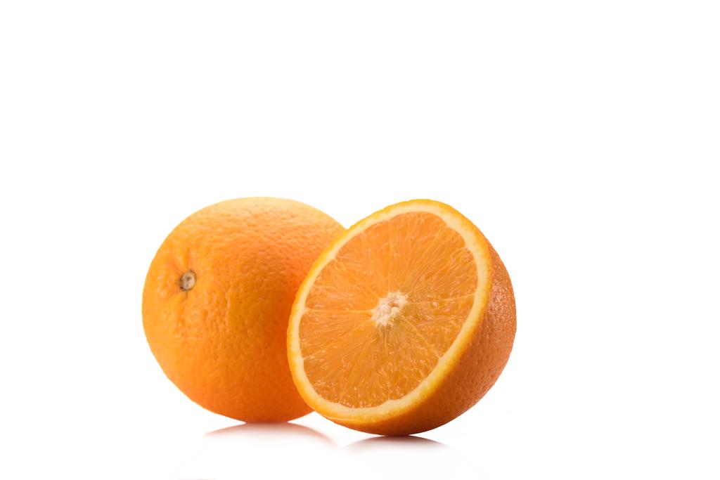 vista de perto de pedaço de laranja e frutos saudáveis isolados em branco
 - Foto, Imagem