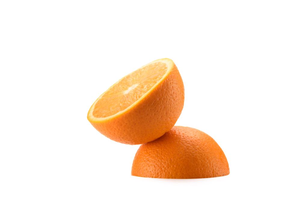 vista de cerca de piezas de naranja frescas dispuestas aisladas en blanco
 - Foto, imagen