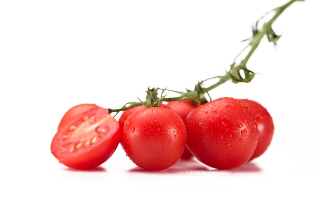 Taze kiraz domates bakış beyaz izole dal üzerinde kapatın - Fotoğraf, Görsel