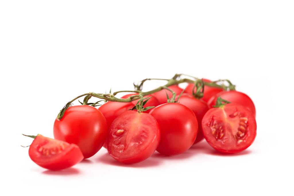 primer plano vista de tomates cherry frescos en ramita aislada en blanco
 - Foto, Imagen