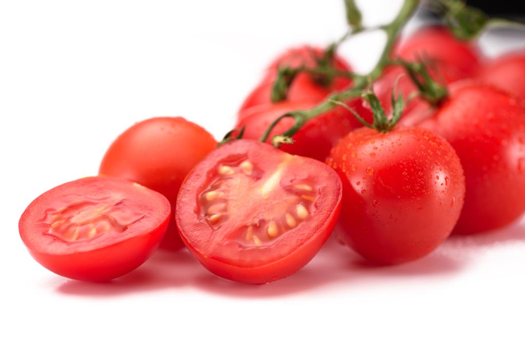 Taze kiraz domates bakış beyaz izole dal üzerinde kapatın - Fotoğraf, Görsel